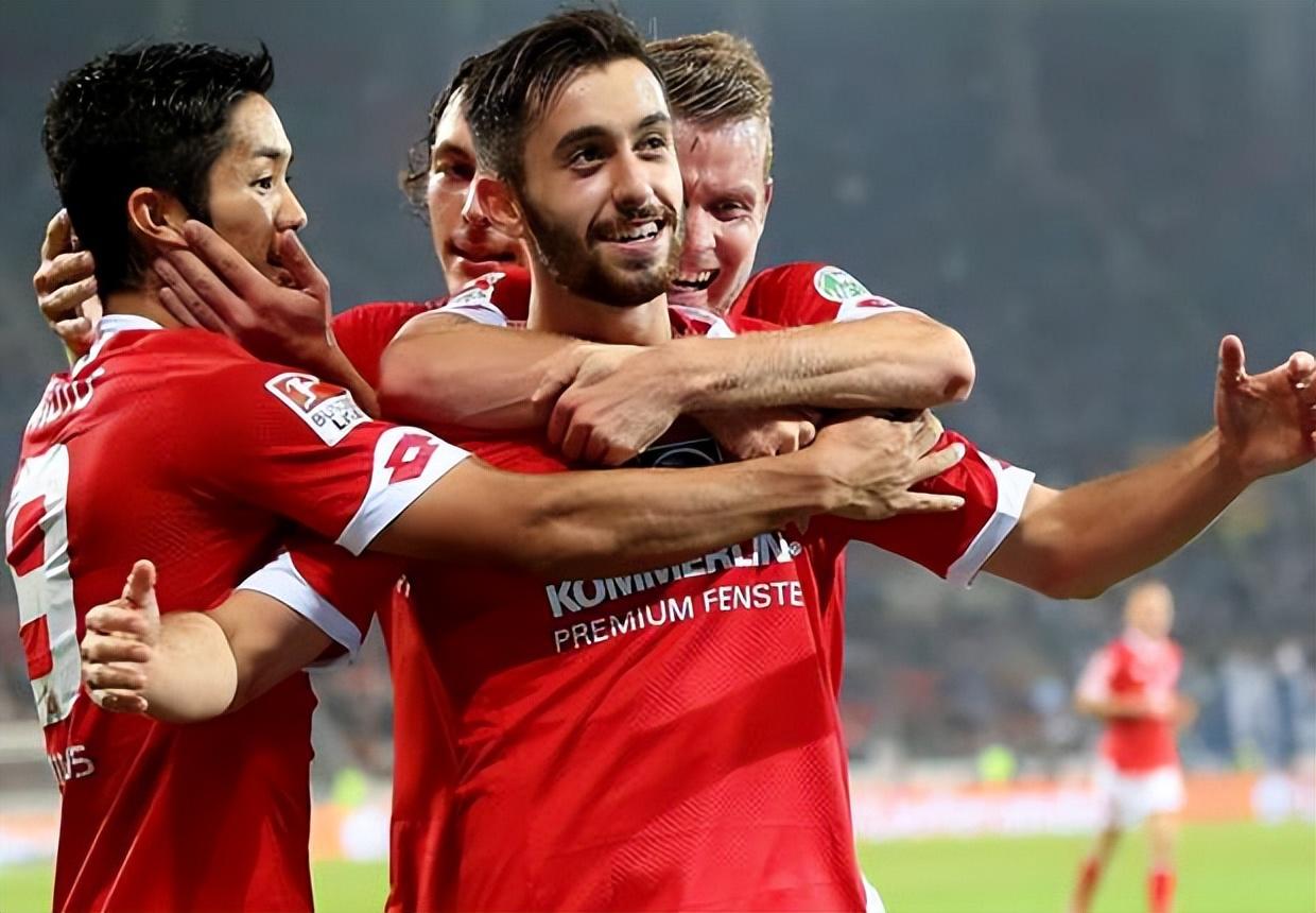 雷火电竞网站-拜仁轻取本菲卡，阿扎尔梅开二度足总杯