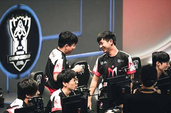FLY横扫TSM，Uzi操刀奇招英雄翻盘全球总决赛2:1（伦敦）