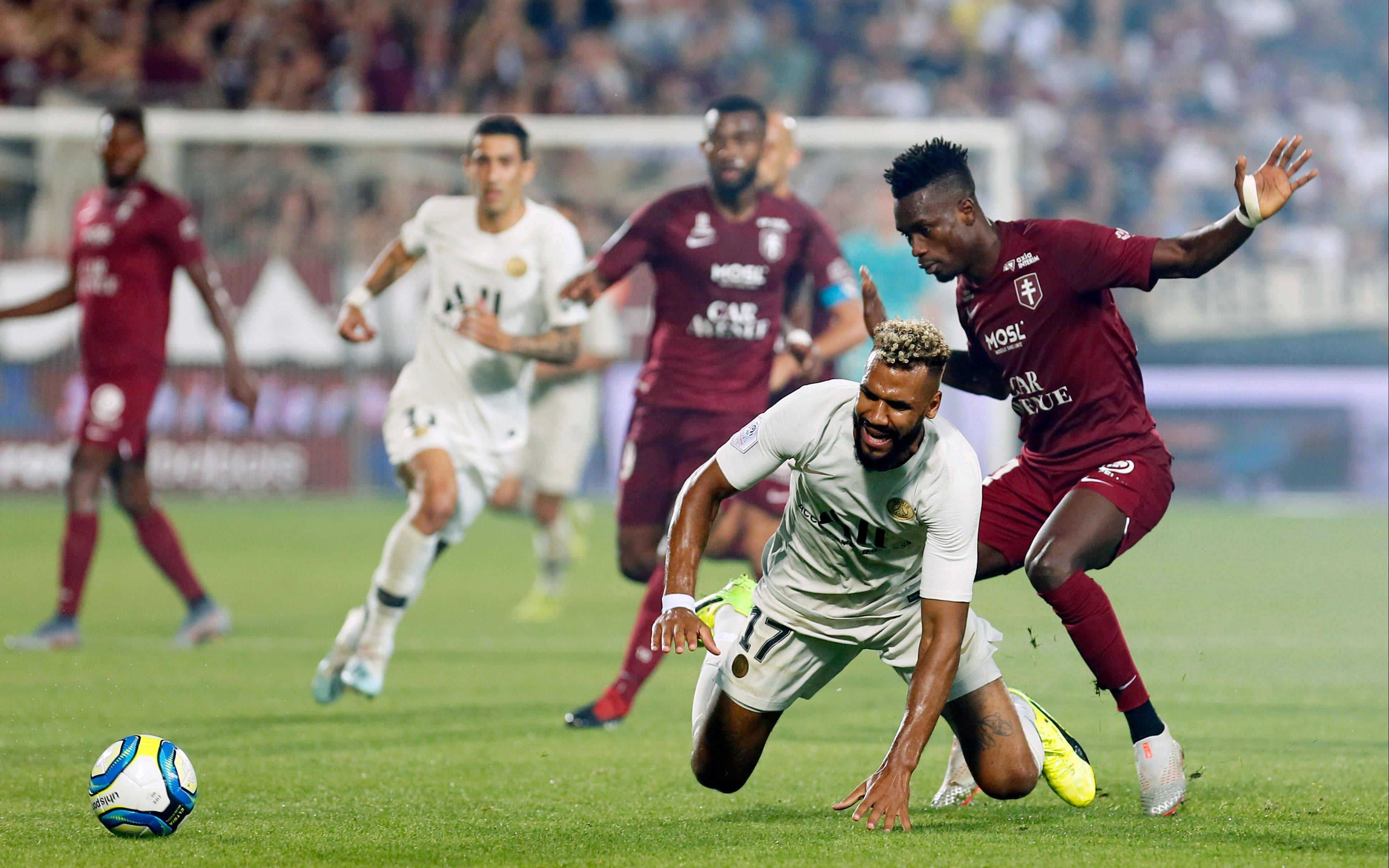 足球赛事中两支实力均衡的球队对决 足球赛事中两支实力均衡的球队对决